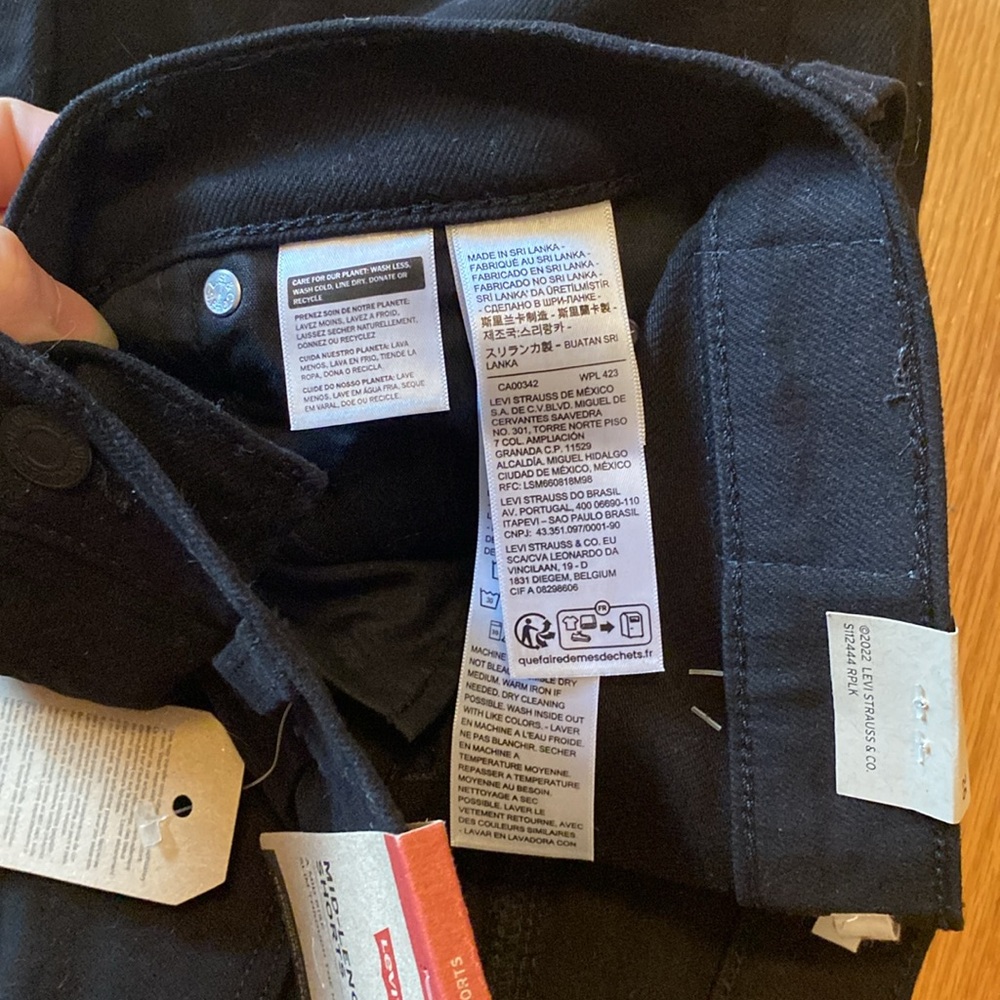 Levi’s Mid-Length Short - Picture 5 of 5